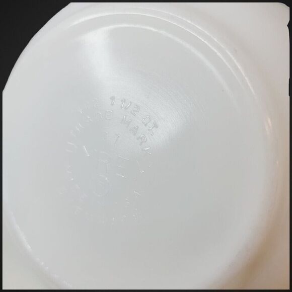 Vintage Pyrex Amish Butterprint Mixing Bowl # 402 White Turquoise 1.5 Qt - Picture 14 of 14